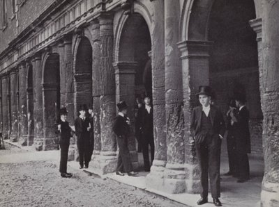 Outside Chambers, Eton, czekając, aż mistrzowie wyjdą (zdjęcie czarno-białe) autorstwa Laszlo Moholy Nagy