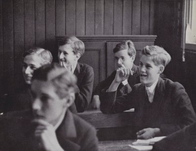 Lżejsza strona nauki, podział w New Schools, Eton (zdjęcie czarno-białe) autorstwa Laszlo Moholy Nagy