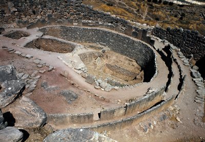 Widok z lotu ptaka na pierwszy krąg grobowców (cmentarz królewski) odkryty przez archeologa Heinricha Schliemanna (1822-1890) w latach 1870: miejsce starożytnego miasta Mykenes na Peloponezie (1500-1100 pne) Grecja autorstwa Late Helladic Period Mycenaean