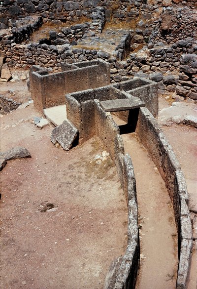 Widok z lotu ptaka na pierwszy krąg grobowców (cmentarz królewski) odkryty przez archeologa Heinricha Schliemanna (1822-1890) w latach 1870: miejsce starożytnego miasta Mykeny na Peloponezie (1500-1100 pne) Grecja autorstwa Late Helladic Period Mycenaean