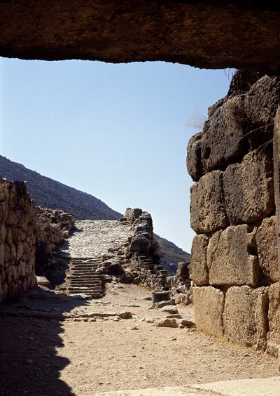 Widok na aleję z Bramy Lwów: miejsce starożytnego miasta Mykenes na Peloponezie (1500-1100 pne) Grecja autorstwa Late Helladic Period Mycenaean