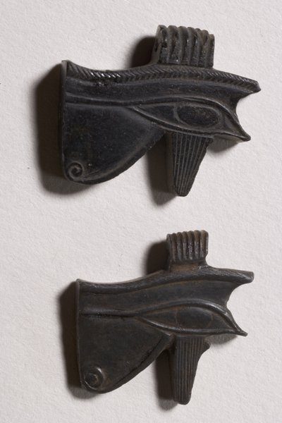 Dwa wedjat eye amulety (obsydian) autorstwa Late Period Egyptian