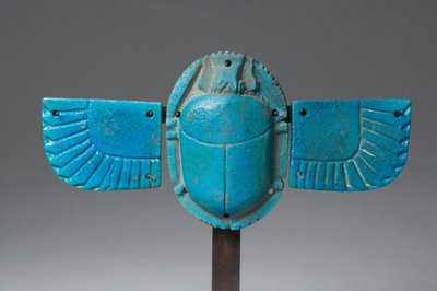 Skrzydlaty skarabeusz (fajans) autorstwa Late Period Egyptian