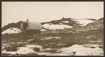 [Drifter, wóz z owcami i zespół na zimowym polu namiotowym]. autorstwa Laton Alton Huffman