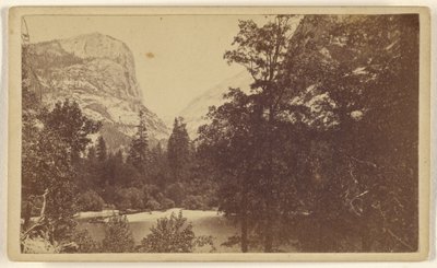 Mirror Lake. Dolina Yo-Semite. Mariposa Co. autorstwa Lawrence and Houseworth