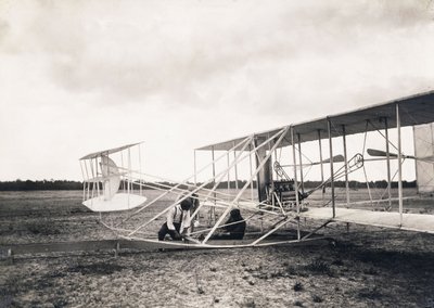 Leon Bollee pracujący na samolocie braci Wright, ok. 1909 autorstwa Leon Bollee