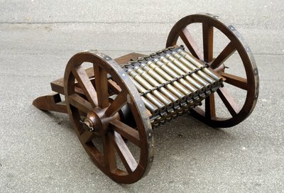 Pistolet trzcinowy obrotowy. Model wykonany na podstawie rysunku Leonarda da Vinci (Leonardo da Vinci). autorstwa Leonardo da (after) Vinci