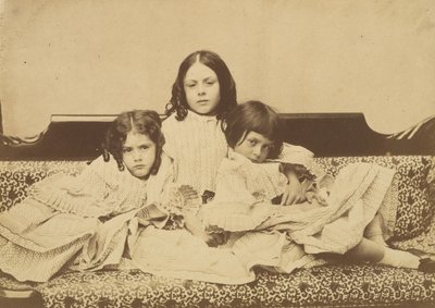Edith, Ina i Alice Liddell na sofie, lato 1858. autorstwa Lewis Carroll