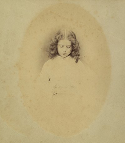 Edith Liddell siedząca obok wazy z naparstnikami, 1860. autorstwa Lewis Carroll