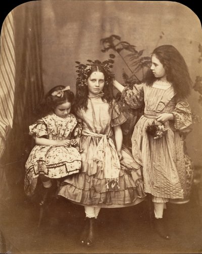 Flora Rankin, Irene MacDonald i Mary Josephine MacDonald w Elm Lodge, lipiec 1863. autorstwa Lewis Carroll