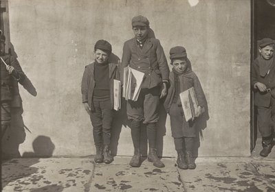 John Pento, 14 lat, Daniel i Angelo Pento, 7 lat, sprzedający gazety, Hartford, Connecticut autorstwa Lewis Hine