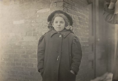 Mery Horn, stan garbusa pogarszany przez ciężar papierów, które nosiła. Hartford, Connecticut, marzec 1909 autorstwa Lewis Hine