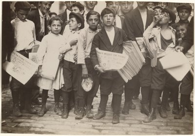 [Tłum Newsies, w tym jedna dziewczyna]. autorstwa Lewis W. Hine