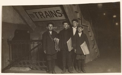 [Cztery Newsies przy wejściu do metra, Nowy Jork]. autorstwa Lewis W. Hine