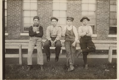 [Grupa chłopców pracujących w fabryce obuwia Brown, Moberly, Missouri]. autorstwa Lewis W. Hine