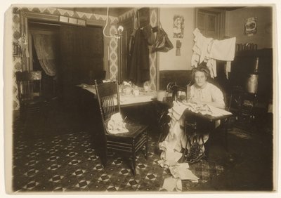 [Praca w domu (Kobieta przy maszynie do szycia)] autorstwa Lewis W. Hine