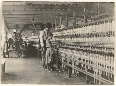 [Mężczyzna z dziewczyną przy przędzarce, przędzalnia bawełny w Karolinie Południowej]. autorstwa Lewis W. Hine