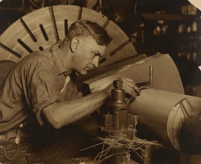 Człowiek z mikrometrem mierzący wał z dokładnością do tysięcznej cala. autorstwa Lewis W. Hine