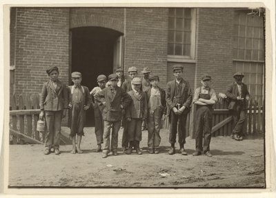 [Robotnicy poza młynem, Massachusetts]. autorstwa Lewis W. Hine