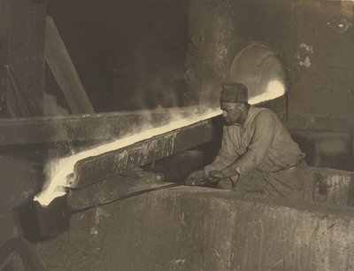 [Pomocnik frezera, fabryka lokomotyw Baldwin]. autorstwa Lewis W. Hine