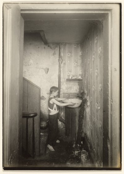 Jeden króciec na całe piętro kamienicy, N.Y. autorstwa Lewis W. Hine