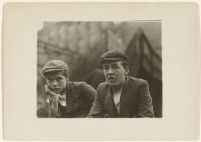 Dwóch chłopców w płaszczach i czapkach, New Jersey autorstwa Lewis W. Hine
