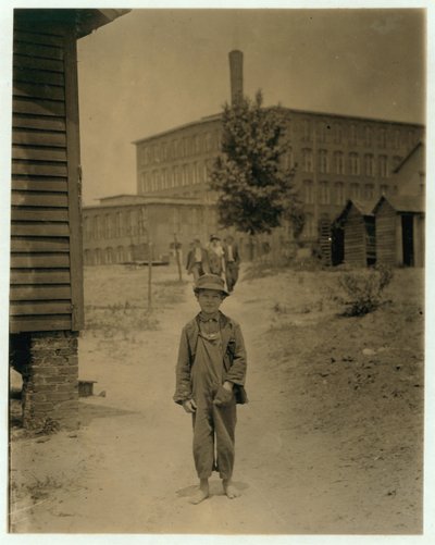 12-letni Eddie Norton, zarabia około 40 centów dziennie jako zamiatacz w Saxon Mill, Spartanburg, Karolina Północna, 1912 autorstwa Lewis Wickes Hine