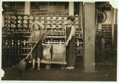 12-letni doffer Ronald Webb i 7-letni Frank Robinson, syn szefa sali karcianej, który zamiata i zdejmuje (oczyszcza pełne szpulki) w Roanoke Cotton Mills, Virginia, 1911 autorstwa Lewis Wickes Hine