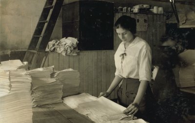 15-letnia dziewczyna składająca ręczniki w pralni Bonanno, Boston, Massachusetts autorstwa Lewis Wickes Hine