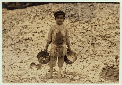 5-letni migrant zbieracz krewetek Manuel przed stosem muszli ostryg, pracujący przez drugi rok w Dunbar, Lopez, Dukate Company, Biloxi, Mississippi, 1911 autorstwa Lewis Wickes Hine