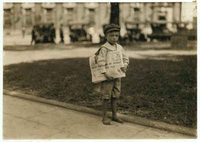 7-letni gazeciarz Ferris w Mobile, Alabama, 1914 autorstwa Lewis Wickes Hine