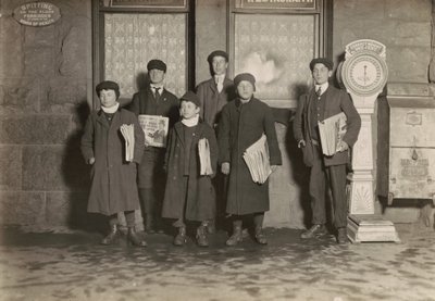 20:30. Grupa chłopców sprzedających gazety na dworcu, Hartford, Connecticut. Najmłodszy chłopiec ma 11 lat. autorstwa Lewis Wickes Hine