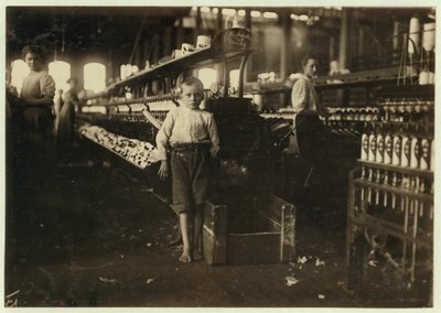 Ośmioletni Leo, mający tylko 4 stopy wzrostu, podnosi szpulki za 15 centów dziennie w Elk Cotton Mills, Fayetteville, Tennessee, 1910 autorstwa Lewis Wickes Hine