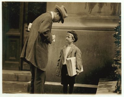 8-letni gazeciarz Michael McNelis, który właśnie wyzdrowiał z drugiego ataku zapalenia płuc, sprzedając gazety podczas burzy, Filadelfia, Pensylwania, 1910 autorstwa Lewis Wickes Hine
