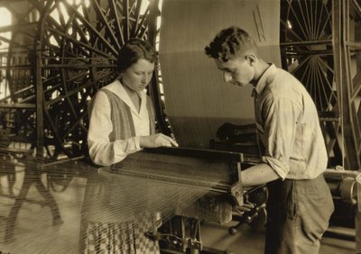 Chłopiec i dziewczynka pracujący przy krośnie w Cheney Silk Mills w South Manchester, Connecticut autorstwa Lewis Wickes Hine