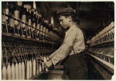 Doffer zastępuje pełne szpulki w Globe Cotton Mill, Augusta, Georgia, 1909 autorstwa Lewis Wickes Hine