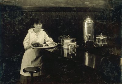 Młoda kelnerka, Delia Kane autorstwa Lewis Wickes Hine