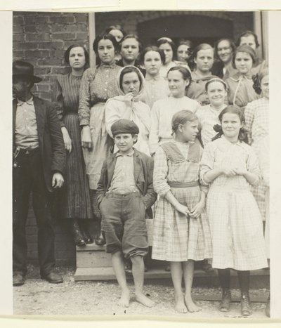 Wszyscy są pracownikami w Walker County Hosiery Mills, Lafayette, Georgia autorstwa Lewis Wickes Hine