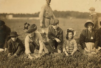 Annette Roy powiedział, że ma 7 lat, a Napoleon Ruel miał 9 lat, zbierający żurawiny w Smart