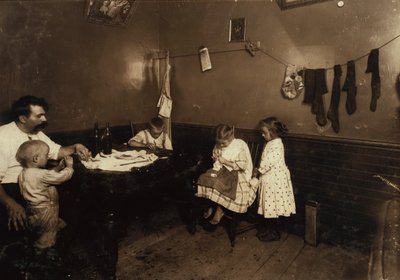 Annie Fedele pracuje na szydełku w kuchni swojej kamienicy w Sommerville, Massachusetts autorstwa Lewis Wickes Hine
