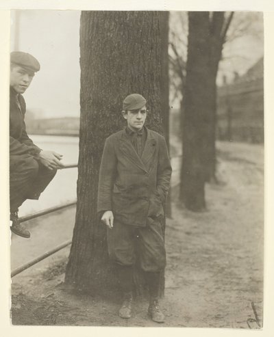 Chłopiec z wybielaczem, Leon Halcourt, 16 lat, Lawrence, Massachusetts autorstwa Lewis Wickes Hine