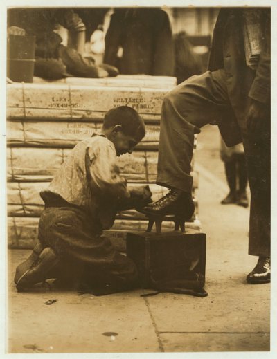 Bootblack w Bowery, Nowy Jork, 1910 autorstwa Lewis Wickes Hine