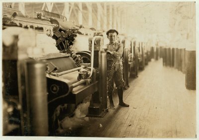 Chłopiec zamiatający przy maszynach zgrzeblarskich w Lincoln Cotton Mills, Evansville, Indiana w pończochach na śliskiej podłodze, 1908 r. autorstwa Lewis Wickes Hine