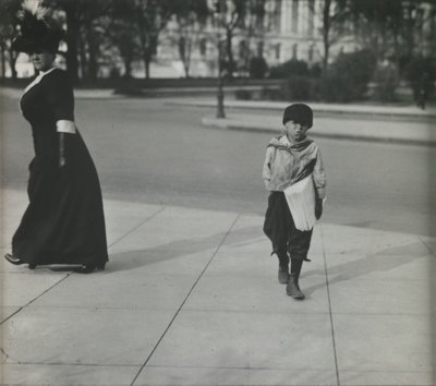 Chłopiec z gazetą, Waszyngton, D.C. autorstwa Lewis Wickes Hine