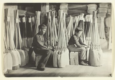 Chłopcy w pakowalni, Brown Mfg. Company, Evansville, Ind. autorstwa Lewis Wickes Hine