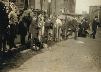 Chłopcy sprzedający produkty na ulicy w Bostonie, Massachusetts autorstwa Lewis Wickes Hine