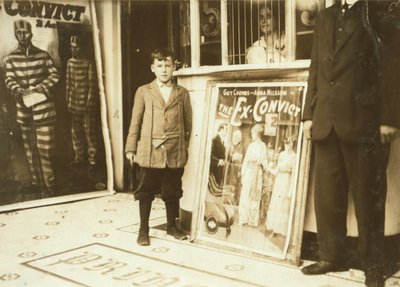 Brown McDowell 12-letni woźny w Princess Theatre autorstwa Lewis Wickes Hine