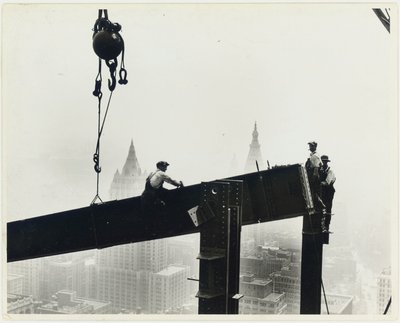 Budynek Empire State Building, ok. 1931 autorstwa Lewis Wickes Hine