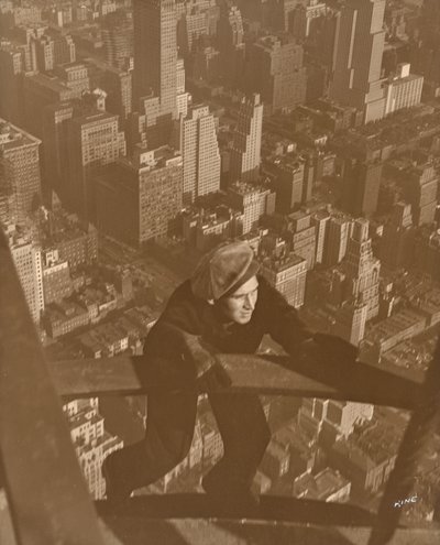 Wspinaczka po belkach Empire State - 100 pięter w górę autorstwa Lewis Wickes Hine