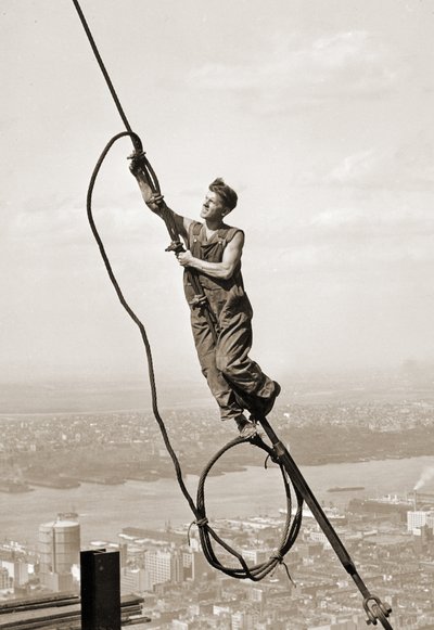 Robotnik budowlany, Empire State Building, Nowy Jork, ok. 1930 r. autorstwa Lewis Wickes Hine